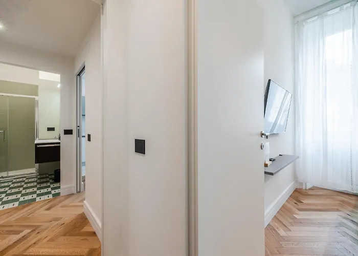 Spacious In Next To Metro Apartment
