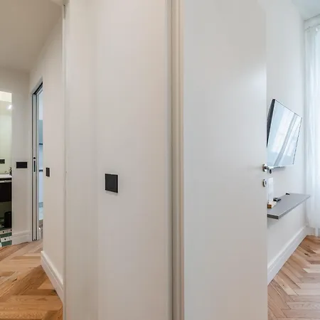 Spacious In Next To Metro Apartment